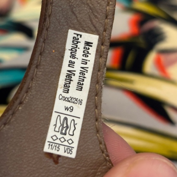 Crocs Women's Leigh II Ankle Strap Graphic Print Wedges Size 9 - Picture 9 of 9